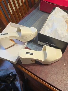 Never Worn Nine West Cream Platform Slide Mules
